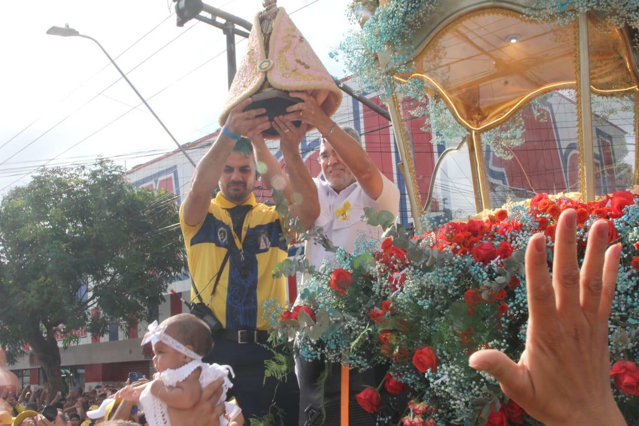 A imagem em destaque mostra a chegada da Imagem Peregrina ao Trapiche de Icoaraci.